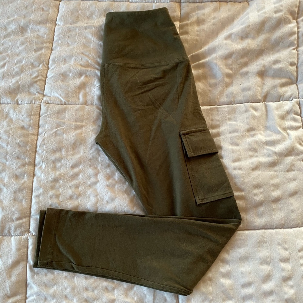 green leggings with side pockets